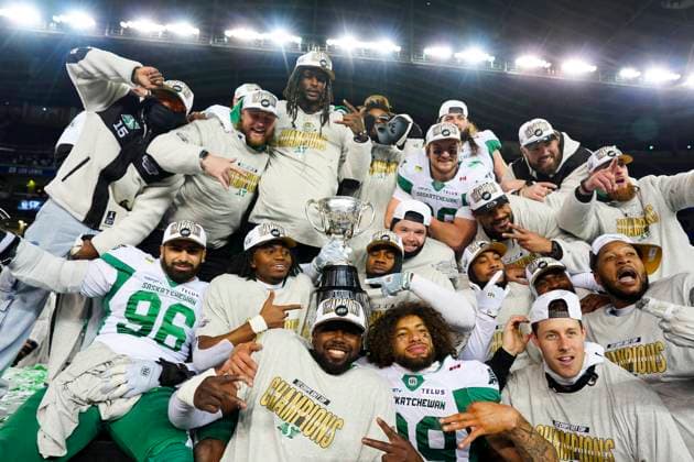 November 16, 2025, Winnipeg, Mb, CANADA: Saskatchewan Roughriders celebrate their win over the Montreal Alouettes in the 112th CFL Grey Cup, in Winnipeg on Sunday, Nov. 16, 2025. Canada News - November 16, 2025  - ZUMAc35_ 20251116_zaf_c35_163 Copyright: xDarrylxDyckx