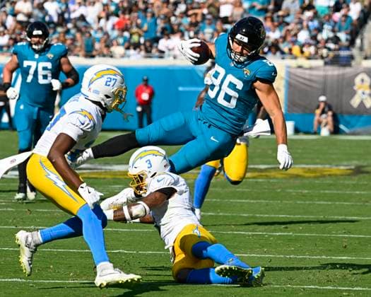 Jaguars Tight End Johnny Mundt is tackled after making a reception in the second quarter as Jacksonville competes against Los Angeles at EverBank Stadium in Jacksonville, Florida on Sunday November 16, 2025. The Jaguars defeated the Chargers 35-6.  JAX20251116010 JOExMARINO  imago images 0840440139 IMAGO JOExMARINO