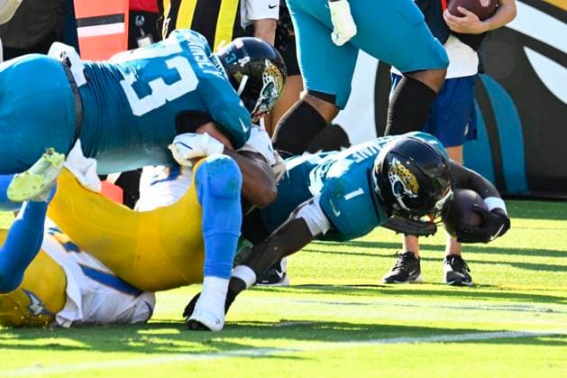 Jacksonville Running Back Travis Etienne runs for a touchdown in the fourth quarter as the Jaguars compete against Los Angeles at EverBank Stadium in Jacksonville, Florida on Sunday November 16, 2025. The Jaguars defeated the Chargers 35-6.  JAX20251116021 JOExMARINO  imago images 0840440156 IMAGO JOExMARINO