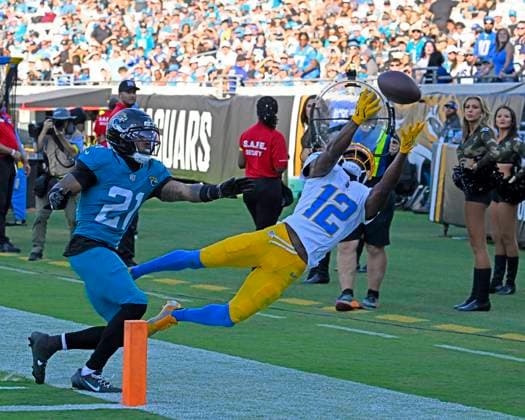 ChargersWide Receiver Derius Davis misses a pass in the end zone during the fourth quarter as Los Angeles competes against Jacksonville at EverBank Stadium in Jacksonville, Florida on Sunday November 16, 2025. The Jaguars defeated the Chargers 35-6.  JAX20251116025 JOExMARINO  imago images 0840440163 IMAGO JOExMARINO