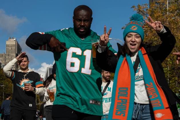 NFL, American Football Herren, USA Preview Madrid: Miami Dolphins vs. Washington Commanders - 16 Nov 2025 NFL Preview Madrid: Miami Dolphins vs. Washington Commanders - 16 Nov 2025 Miami Dolphins fans seen during the pre-game coverage of the NFL game played at the Santiago Bernabéu Stadium between Miami Dolphins and Washington Commanders. Madrid Spain Copyright: xDavidxCanalesx xSOPAxImagesx DCNFLMAdrid251115-026 Madrid Spain Copyright: xIMAGO DavidxCanalesx xSOPAxImagesx DCNFLMAdrid251115-026