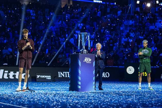 Nitto ATP, Tennis Herren Finals 2025 - Day 8 Jannik Sinner of Italy holds the trophy in the Final Men s Singles Round match against Carlos Alcaraz of Spain during day eight and the final of the Nitto ATP Finals 2025 at Inalpi Arena in Turin, Italy, on November 16, 2025. Turin Turin Italy  Copyright: xMiguelxReisx originalFilename:reis-notitle251116_nptXT.jpg