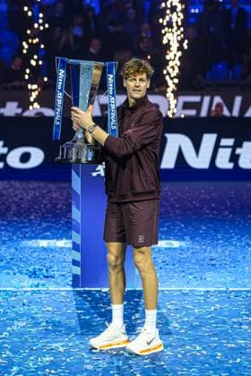 Nitto ATP, Tennis Herren Finals 2025 - Day 8 Jannik Sinner of Italy holds the trophy in the Final Men s Singles Round match against Carlos Alcaraz of Spain during day eight and the final of the Nitto ATP Finals 2025 at Inalpi Arena in Turin, Italy, on November 16, 2025. Turin Turin Italy  Copyright: xMiguelxReisx originalFilename:reis-notitle251116_npuRN.jpg