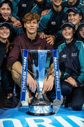 Nitto ATP, Tennis Herren Finals 2025 - Day 8 Jannik Sinner of Italy holds the trophy in the Final Men s Singles Round match against Carlos Alcaraz of Spain during day eight and the final of the Nitto ATP Finals 2025 at Inalpi Arena in Turin, Italy, on November 16, 2025. Turin Turin Italy  Copyright: xMiguelxReisx originalFilename:reis-notitle251116_np3vm.jpg
