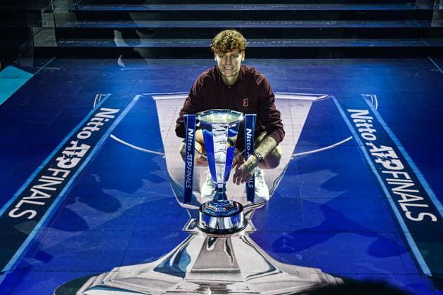 Nitto ATP, Tennis Herren Finals 2025 - Day 8 Jannik Sinner of Italy holds the trophy in the Final Men s Singles Round match against Carlos Alcaraz of Spain during day eight and the final of the Nitto ATP Finals 2025 at Inalpi Arena in Turin, Italy, on November 16, 2025. Turin Turin Italy  Copyright: xMiguelxReisx originalFilename:reis-notitle251116_npb5X.jpg