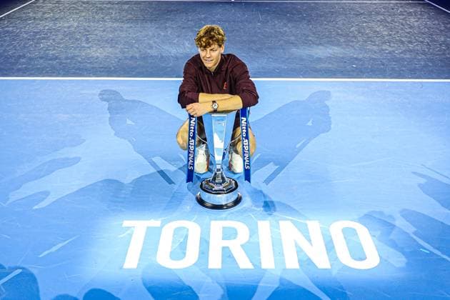 Nitto ATP, Tennis Herren Finals 2025 - Day 8 Jannik Sinner of Italy holds the trophy in the Final Men s Singles Round match against Carlos Alcaraz of Spain during day eight and the final of the Nitto ATP Finals 2025 at Inalpi Arena in Turin, Italy, on November 16, 2025. Turin Turin Italy  Copyright: xMiguelxReisx originalFilename:reis-notitle251116_npelM.jpg