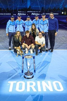 Nitto ATP, Tennis Herren Finals 2025 - Day 8 Jannik Sinner of Italy holds the trophy in the Final Men s Singles Round match against Carlos Alcaraz of Spain during day eight and the final of the Nitto ATP Finals 2025 at Inalpi Arena in Turin, Italy, on November 16, 2025. Turin Turin Italy  Copyright: xMiguelxReisx originalFilename:reis-notitle251116_npxLe.jpg