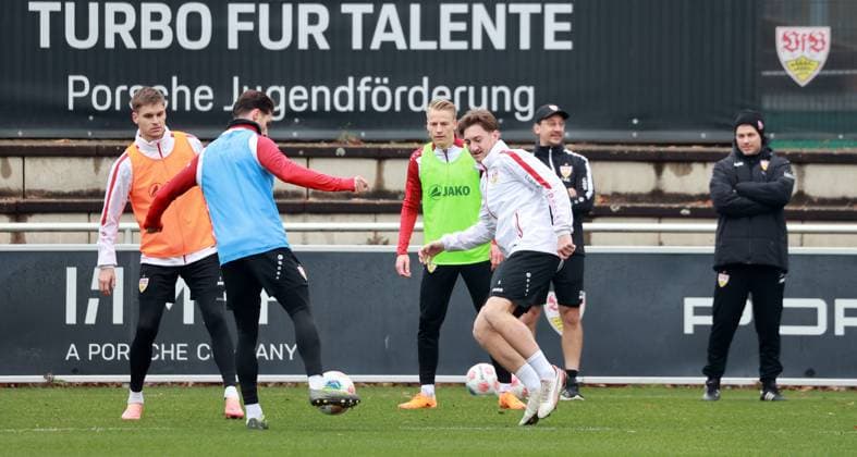 17 11 25 VfB Stuttgart Training Germany, Stuttgart, 17 11 2025, Football, Bundesliga, Season 2025 2026, VfB Stuttgart Training f l Ramon Hendriks, Leonidas Stergiou, Chris Führich, Angelo Stiller