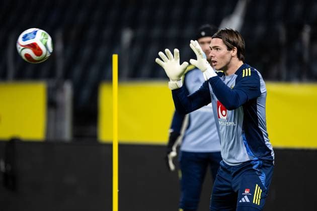 251117 Goalkeeper Jacob Widell Zetterström of the Swedish men s national football team during a training session on November 17, 2025 in Stockholm Photo Jesper Zerman BILDBYRAN kod JZ JZ0647 fotboll football soccer fotball vm kval kval fifa world cup qualifier qualifier träning practice training sverige sweden sverige a bbeng  Copyright: JESPERxZERMAN BB251117JZ005