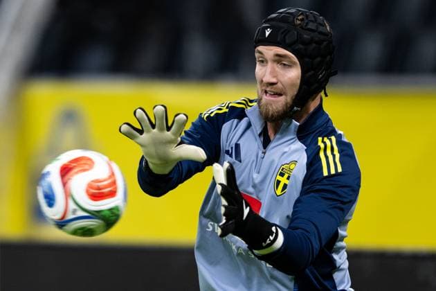 251117 Goalkeeper Noel Törnqvist of the Swedish men s national football team during a training session on November 17, 2025 in Stockholm Photo Jesper Zerman BILDBYRAN kod JZ JZ0647 fotboll football soccer fotball vm kval kval fifa world cup qualifier qualifier träning practice training sverige sweden sverige a bbeng  Copyright: JESPERxZERMAN BB251117JZ009