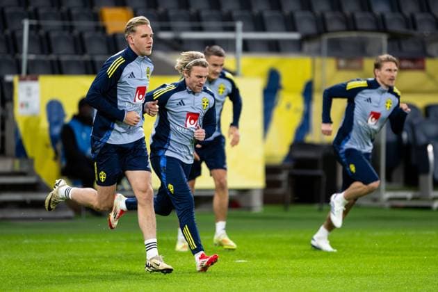 251117 Herman Johansson and Emil Forsberg of the Swedish men s national football team during a training session on November 17, 2025 in Stockholm Photo Jesper Zerman BILDBYRAN kod JZ JZ0647 fotboll football soccer fotball vm kval kval fifa world cup qualifier qualifier träning practice training sverige sweden sverige a bbeng  Copyright: JESPERxZERMAN BB251117JZ020