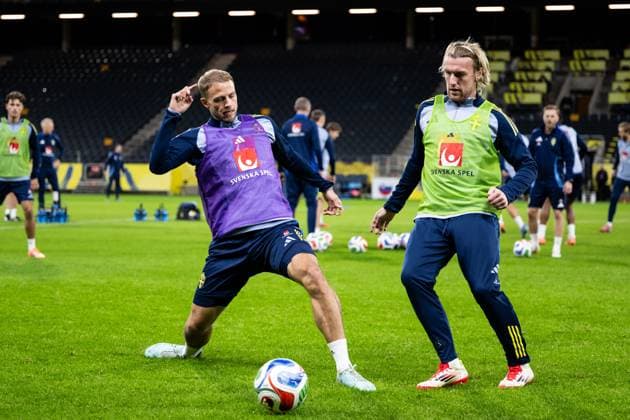 251117 Gustav Lundgren and Emil Forsberg of the Swedish men s national football team during a training session on November 17, 2025 in Stockholm Photo Jesper Zerman BILDBYRAN kod JZ JZ0647 fotboll football soccer fotball vm kval kval fifa world cup qualifier qualifier träning practice training sverige sweden sverige a bbeng  Copyright: JESPERxZERMAN BB251117JZ026