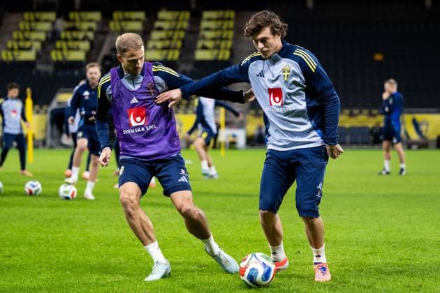 251117 Gustav Lundgren and Victor Nilsson Lindelöf of the Swedish men s national football team during a training session on November 17, 2025 in Stockholm Photo Jesper Zerman BILDBYRAN kod JZ JZ0647 fotboll football soccer fotball vm kval kval fifa world cup qualifier qualifier träning practice training sverige sweden sverige a bbeng  Copyright: JESPERxZERMAN BB251117JZ028