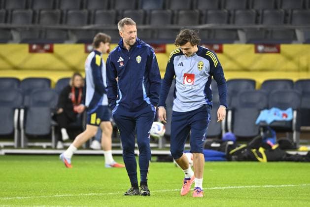 STOCKHOLM, SWEDEN 20251117 Swedish national football team captain Graham Potter during the national team s training session at Strawberry Arena ahead of the World Cup qualifier against Slovenia STOCKHOLM SWEDEN x10060x  Copyright: xHenrikxMontgomery TTx NATIONAL FOOTBALL TEAM TRAINING