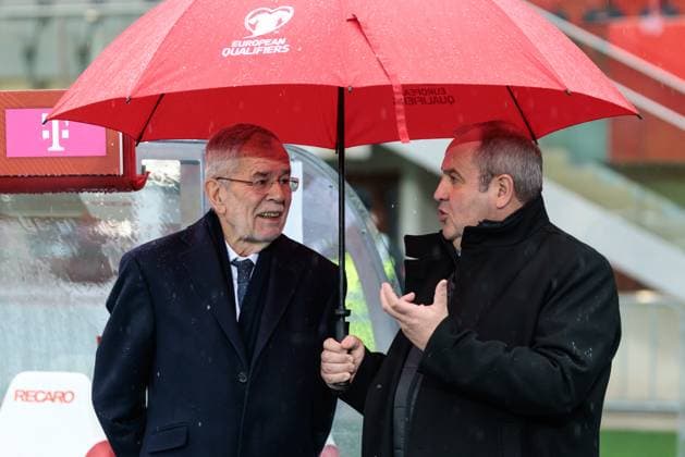 SOCCER - FIFA WC quali, AUT vs BIH VIENNA,AUSTRIA,17.NOV.25 - FIFA World Cup, WM, Weltmeisterschaft, Fussball 2026, European Qualifiers, group stage, OEFB international match, Länderspiel, Nationalmannschaft Austria vs Bosnia and Herzegovina, preview, training AUT. Image shows president Alexander Van der Bellen (Austria) and president Josef Proell (OEFB). GEPAxpictures xArminxRauthner