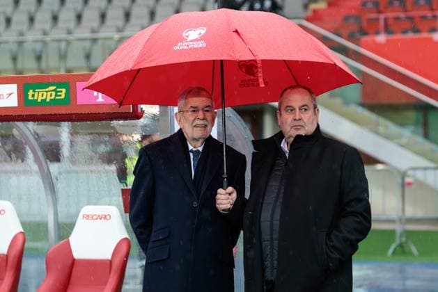 Football, World Cup qualifiers, Austrian national team, Federal President Van der Bellen visits training session