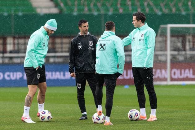 SOCCER - FIFA WC quali, AUT vs BIH VIENNA,AUSTRIA,17.NOV.25 - FIFA World Cup, WM, Weltmeisterschaft, Fussball 2026, European Qualifiers, group stage, OEFB international match, Länderspiel, Nationalmannschaft Austria vs Bosnia and Herzegovina, preview, training AUT. Image shows Marko Arnautovic, assistant coach Stefan Oesen and Michael Gregoritsch (AUT). GEPAxpictures xArminxRauthner