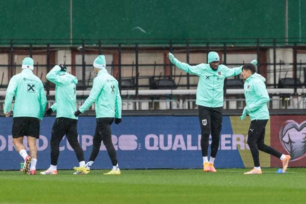 SOCCER - FIFA WC quali, AUT vs BIH VIENNA,AUSTRIA,17.NOV.25 - FIFA World Cup, WM, Weltmeisterschaft, Fussball 2026, European Qualifiers, group stage, OEFB international match, Länderspiel, Nationalmannschaft Austria vs Bosnia and Herzegovina, preview, training AUT. Image shows Kevin Danso (AUT) and the team of AUT. GEPAxpictures xArminxRauthner