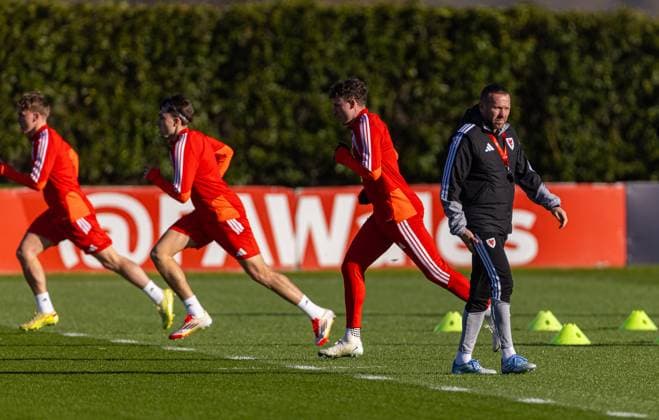 Football - FIFA World Cup, WM, Weltmeisterschaft, Fussball 2026 - Qualifying - Group J - Wales v North Macedonia - MD-1 CARDIFF, WALES - Monday, November 17, 2025: Wales manager Craig Bellamy during a training session at the Vale Resort ahead of the FIFA World Cup Qualifying Group J match between Wales and North Macedonia. (Photo by David Rawcliffe Propaganda) CARDIFF Cardiff City Stadium CARDIFF WALES  Copyright: xDavidxRawcliffex P2025-11-17-Wales_North_Macedonia_MD_1-26