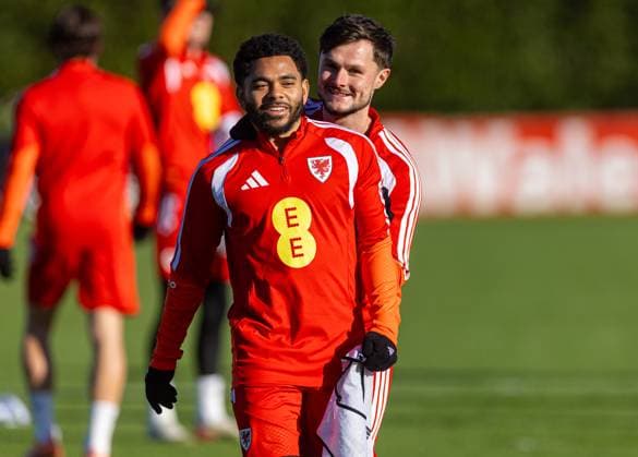 Football - FIFA World Cup, WM, Weltmeisterschaft, Fussball 2026 - Qualifying - Group J - Wales v North Macedonia - MD-1 CARDIFF, WALES - Monday, November 17, 2025: Wales Jay Dasilva (L) and Liam Cullen during a training session at the Vale Resort ahead of the FIFA World Cup Qualifying Group J match between Wales and North Macedonia. (Photo by David Rawcliffe Propaganda) CARDIFF Cardiff City Stadium CARDIFF WALES  Copyright: xDavidxRawcliffex P2025-11-17-Wales_North_Macedonia_MD_1-43