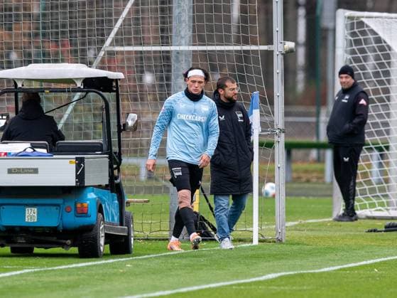 Soccer, Men, Season 2025 26, 2 Bundesliga, Hertha BSC, Training, Fabian Reese Hertha BSC with bandaged right knee, 17 11 2025, Copyright: xSebastianxRäppold MatthiasxKochx