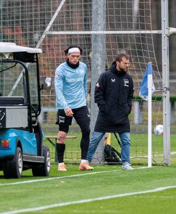 Soccer, Men, Season 2025 26, 2 Bundesliga, Hertha BSC, Training, Fabian Reese Hertha BSC with bandaged right knee, 17 11 2025, Copyright: xSebastianxRäppold MatthiasxKochx