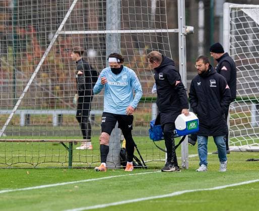 Soccer, Men, Season 2025 26, 2 Bundesliga, Hertha BSC, Training, Fabian Reese Hertha BSC with bandaged right knee, 17 11 2025, Copyright: xSebastianxRäppold MatthiasxKochx