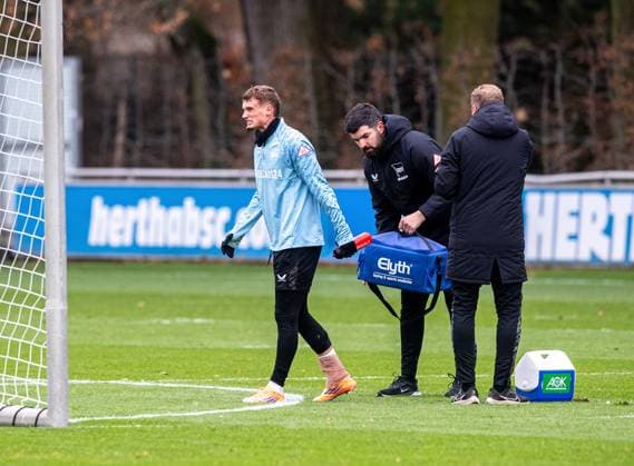 Soccer, Men, Season 2025 26, 2 Bundesliga, Hertha BSC, Training, Michael Cuisance Hertha BSC with bandaged right ankle, 17 11 2025, Copyright: xSebastianxRäppold MatthiasxKochx