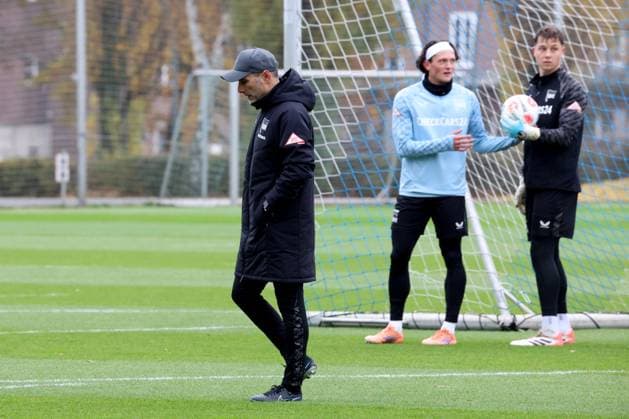 DEU, DFL, 2 FBL Hertha BSC, Training, 17 11 2025, Sportforum, Berlin, DEU, DFL, 2 FBL Hertha BSC, Training, in the picture head coach Stefan Leitl Hertha BSC Berlin , Fabian Reese Hertha BSC Berlin 11 , Tjark Ernst Hertha BSC Berlin 1 DFL regulations prohibit any use of Photographs as image sequences and or quasi video nordphotoxGmbHx xEngler nph00076