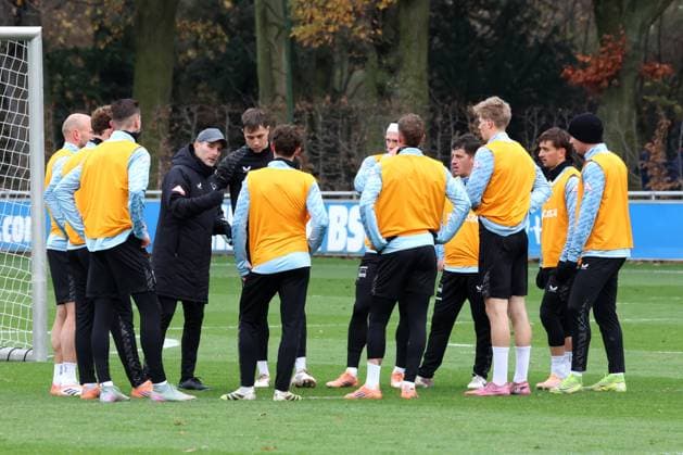 DEU, DFL, 2 FBL Hertha BSC, Training, 17 11 2025, Sportforum, Berlin, DEU, DFL, 2 FBL Hertha BSC, Training, im Bild Cheftrainer Stefan Leitl Hertha BSC Berlin , Hertha Spielerkreis DFL regulations prohibit any use of Photographs as image sequences and or quasi video nordphotoxGmbHx xEngler nph00076