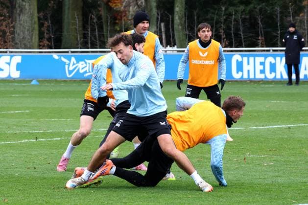 DEU, DFL, 2 FBL Hertha BSC, Training, 17 11 2025, Sportforum, Berlin, DEU, DFL, 2 FBL Hertha BSC, Training, im Bild Michael Cuisance Hertha BSC Berlin 10 , Kennet Eichhorn Hertha BSC Berlin 23 DFL regulations prohibit any use of Photographs as image sequences and or quasi video nordphotoxGmbHx xEngler nph00076