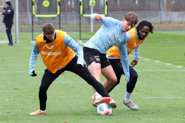 DEU, DFL, 2 FBL Hertha BSC, Training, 17 11 2025, Sportforum, Berlin, DEU, DFL, 2 FBL Hertha BSC, Training, im Bild Michael Cuisance Hertha BSC Berlin 10 , Kennet Eichhorn Hertha BSC Berlin 23 , Deyovaisio Zeefuik Hertha BSC Berlin 42 DFL regulations prohibit any use of Photographs as image sequences and or quasi video nordphotoxGmbHx xEngler nph00076