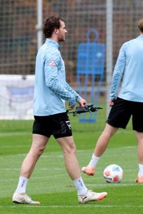 DEU, DFL, 2 FBL Hertha BSC, Training, 17 11 2025, Sportforum, Berlin, DEU, DFL, 2 FBL Hertha BSC, Training, im Bild Pascal Klemens Hertha BSC Berlin 41 , abgestuerzte Drohne DFL regulations prohibit any use of Photographs as image sequences and or quasi video nordphotoxGmbHx xEngler nph00076