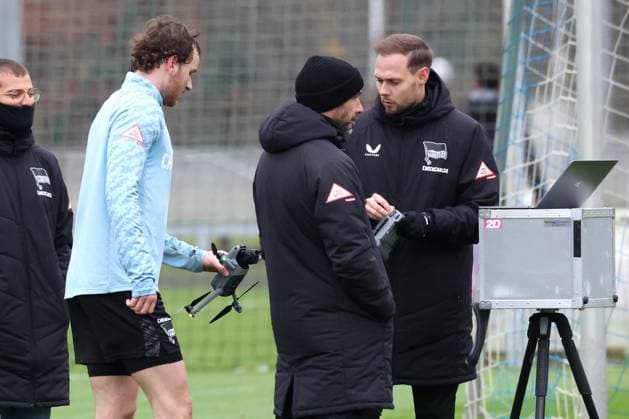DEU, DFL, 2 FBL Hertha BSC, Training, 17 11 2025, Sportforum, Berlin, DEU, DFL, 2 FBL Hertha BSC, Training, im Bild Pascal Klemens Hertha BSC Berlin 41 , abgestuerzte Drohne DFL regulations prohibit any use of Photographs as image sequences and or quasi video nordphotoxGmbHx xEngler nph00076