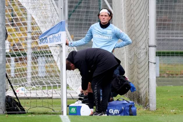 DEU, DFL, 2 FBL Hertha BSC, Training, 17 11 2025, Sportforum, Berlin, DEU, DFL, 2 FBL Hertha BSC, Training, im Bild Fabian Reese Hertha BSC Berlin 11 , verletzt DFL regulations prohibit any use of Photographs as image sequences and or quasi video nordphotoxGmbHx xEngler nph00076