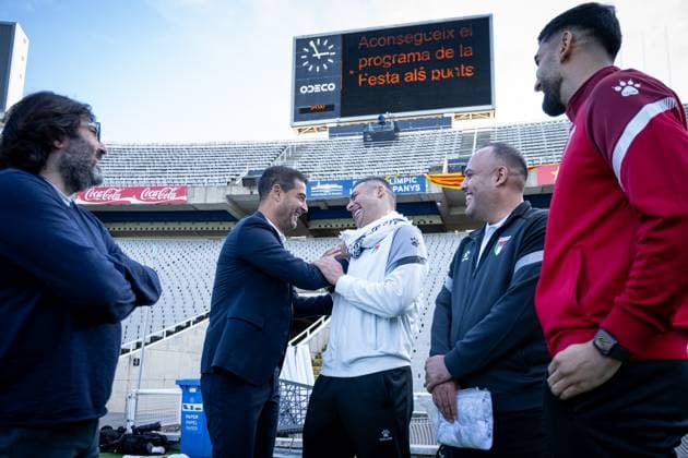 Catalunya coach Gerard Lopez and Palestine coach Ihab Abu Jazar stand together before kickoff, presenting 400 white shirts one for each of the 400 lives lost in Gaza In Barcelona, Barcelona, Spain, on November 17 2025 Photo by Felipe Mondino Copyright: x@FELIPExMONDINOx