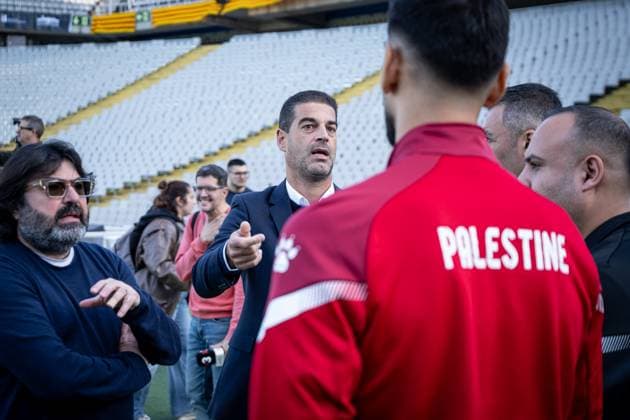 Catalunya coach Gerard Lopez and Palestine coach Ihab Abu Jazar stand together before kickoff, presenting 400 white shirts one for each of the 400 lives lost in Gaza In Barcelona, Barcelona, Spain, on November 17 2025 Photo by Felipe Mondino Copyright: x@FELIPExMONDINOx