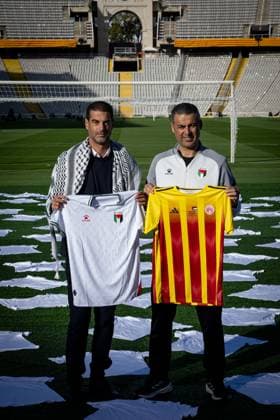 Catalunya coach Gerard Lopez and Palestine coach Ihab Abu Jazar stand together before kickoff, presenting 400 white shirts one for each of the 400 lives lost in Gaza In Barcelona, Barcelona, Spain, on November 17 2025 Photo by Felipe Mondino Copyright: x@FELIPExMONDINOx