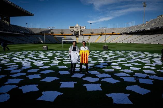 Catalunya coach Gerard Lopez and Palestine coach Ihab Abu Jazar stand together before kickoff, presenting 400 white shirts one for each of the 400 lives lost in Gaza In Barcelona, Barcelona, Spain, on November 17 2025 Photo by Felipe Mondino Copyright: x@FELIPExMONDINOx