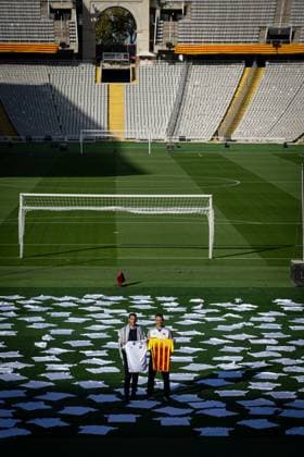 Catalunya coach Gerard Lopez and Palestine coach Ihab Abu Jazar stand together before kickoff, presenting 400 white shirts one for each of the 400 lives lost in Gaza In Barcelona, Barcelona, Spain, on November 17 2025 Photo by Felipe Mondino Copyright: x@FELIPExMONDINOx