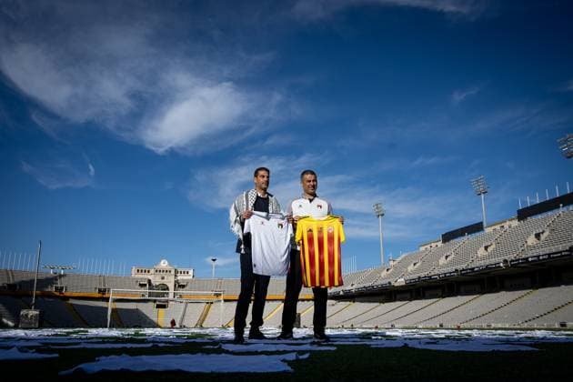 Catalunya coach Gerard Lopez and Palestine coach Ihab Abu Jazar stand together before kickoff, presenting 400 white shirts one for each of the 400 lives lost in Gaza In Barcelona, Barcelona, Spain, on November 17 2025 Photo by Felipe Mondino Copyright: x@FELIPExMONDINOx