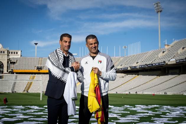 Catalunya coach Gerard Lopez and Palestine coach Ihab Abu Jazar stand together before kickoff, presenting 400 white shirts one for each of the 400 lives lost in Gaza In Barcelona, Barcelona, Spain, on November 17 2025 Photo by Felipe Mondino Copyright: x@FELIPExMONDINOx