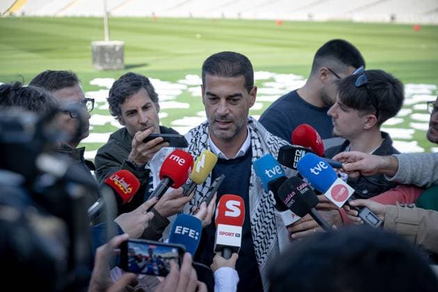 Catalunya coach Gerard Lopez and Palestine coach Ihab Abu Jazar stand together before kickoff, presenting 400 white shirts one for each of the 400 lives lost in Gaza In Barcelona, Barcelona, Spain, on November 17 2025 Photo by Felipe Mondino Copyright: x@FELIPExMONDINOx