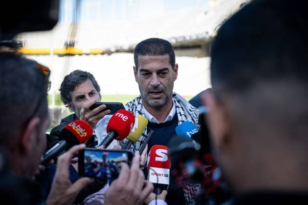 Catalunya coach Gerard Lopez and Palestine coach Ihab Abu Jazar stand together before kickoff, presenting 400 white shirts one for each of the 400 lives lost in Gaza In Barcelona, Barcelona, Spain, on November 17 2025 Photo by Felipe Mondino Copyright: x@FELIPExMONDINOx