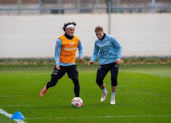 Soccer, Men, Season 2025 26, 2 Bundesliga, Hertha BSC, Training, f l Fabian Reese Hertha BSC , Julian Eitschberger Hertha BSC , 17 11 2025, Copyright: xSebastianxRäppold MatthiasxKochx