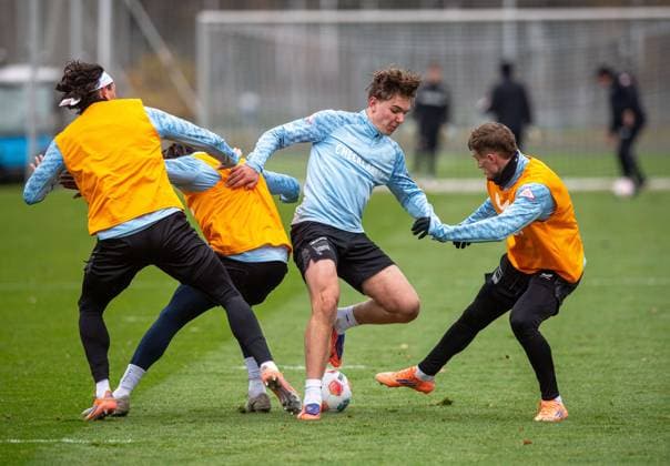 Soccer, Men, Season 2025 26, 2 Bundesliga, Hertha BSC, Training, f l Fabian Reese Hertha BSC , Deyovaisio Zeefuik Hertha BSC , Kennet Eichhorn Hertha BSC , Michael Cuisance Hertha BSC , 17 11 2025, Copyright: xSebastianxRäppold MatthiasxKochx