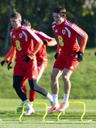 Wales Training Harry Wilson warms up during the Wales Training session at The Vale Resort, Hensol UK Newspapers OUT Copyright: xKaraxThomasx FIL-22511-0025