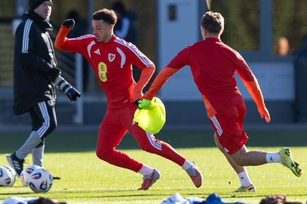 Wales Training Issak Davies (R) puts pressure on Ethan Amanda (L) during the Wales Training session at The Vale Resort, Hensol UK Newspapers OUT Copyright: xKaraxThomasx FIL-22511-0028