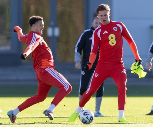 Wales Training Ethan Ampadu (L) stretches to beat Joe Rodon (R) to the ball during the Wales Training session at The Vale Resort, Hensol UK Newspapers OUT Copyright: xKaraxThomasx FIL-22511-0033