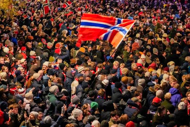 Public Celebration after Norway qualifies for the World Cup Oslo 20251117 The audience waits for the men s national team at the town hall square after the victory in the World Cup qualifying match in football between Norway and Italy at San Siro Photo Heiko Junge NTB Oslo Norway EDITORIAL USE ONLY RESTRICTED USE FOR BETTING COMPANIES  Copyright: xHeikoxJungex xNTBx